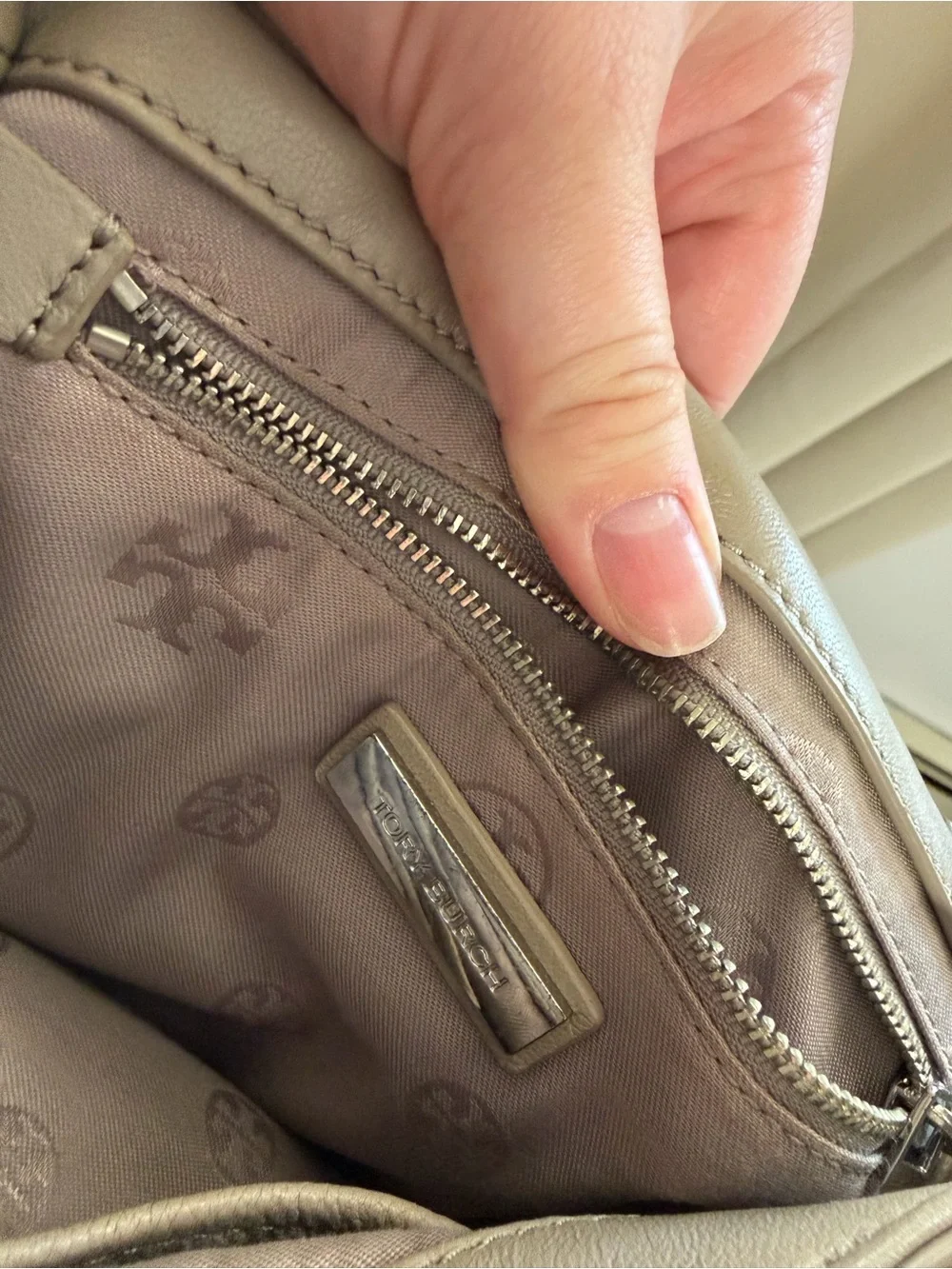 Tory Burch Fleming Quilted Leather Chain Shoulder Bag | Taupe Gray